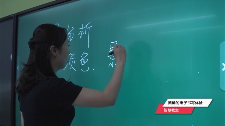 尊龙时凯黄淮学院智慧教室：智能交互平板电子书写体验